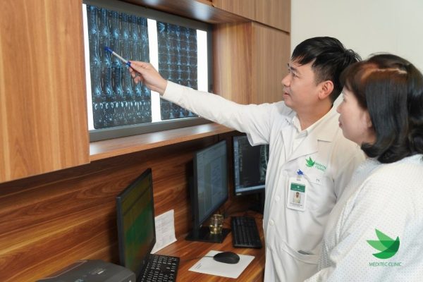 Bác sĩ đánh giá phim MRI cột sống cổ